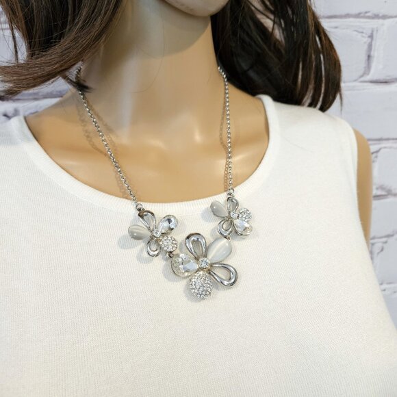 NECKLACE - Silver flowers with crystal and translucent petals - Picture 3 of 4